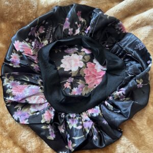 Bonnet en satin fleuri